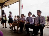 DSC 1650  Etudiants à la gare locale : Thailande Ayutthaya ville