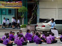 DSC 1660  Des écolier dans la cour d'une école à l'entrée de Chinatown
