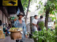 DSC 1771  Un colporteur dans la rue