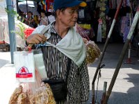 DSC 1894  Un vedeur ambulant au marché de Chatuchac