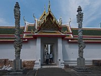 P1040037  Une des entrées latérales