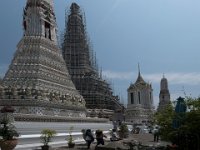P1040075  Vue d'un des côtés du temple avec le prang central et 2 prangs d'angle
