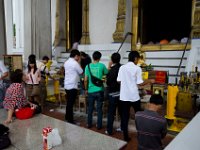 DSC 0922  Offrandes et recueillement devant le temple