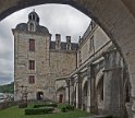 Les restes de l'ancien cloître et un des pignons de l'abbaye