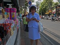 Dans la rue : habitante connectée