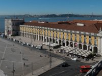 Un des bâtiments à arcades qui borde la place