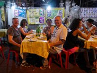 Repas dans la rue prolongeant Kao San Road