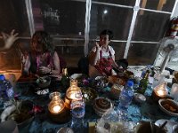 La dégustation du repas animée par la future brue de Yves et Pook : Cours cuisine, Nous