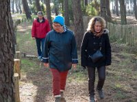 Aux champignons  Chistine : J'ai beau regarder, je n'en vois pas de champignon Françoise : moi je fais semblant de regarder par terre, au moins on me fout la paix !