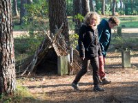 Aux champignons  Christine et Françoise sont fières de leur construction de cabane