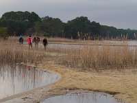 Autour du lac  Jean-Jacques : tu crois qu'il y a des sables mouvants ? Dédé : on va vite savoir !