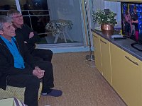 Soir du réveillon  Les réjouissances du soir du réveillon ... et ses conversations enlevées ... Yves : le short n'est pas très seyant Jean-jacques : mais la mini-jupe si