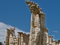 Coiffe de galets agglomérés  On distingue sur cet agrandissement la "coiffe" de galets qui protège la "demoiselle" de l'érosion