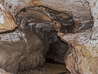 Vue de la grotte et du ruisseau