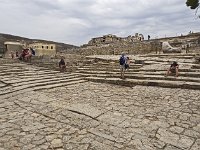 Aire du "Théatre"  c'était plutôt un lieu de rassemblements religieux que de spectacles; les marches servaient de sièges