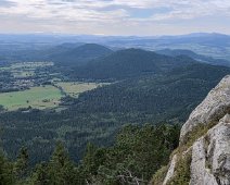 La chaîne des Puys vers le sud  Le Puy de Dôme offre une vue panoramique exceptionnelle sur la chaîne des Puys, le Massif central et  la ville de Clermont-Ferrand. Dans l'ordre depuis le rocher le puy Lacroix (1120m), le Puy de Salomon (1152m) et le puy de Barme (1102m)