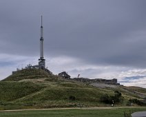 Vue sur le Puy de Dôme  Le Puy de Dôme est un volcan de type "strato-volcan" qui s'est formé il y a environ 11 000 ans, à la fin de la dernière période glaciaire. Il est caractérisé par sa forme conique imposante.