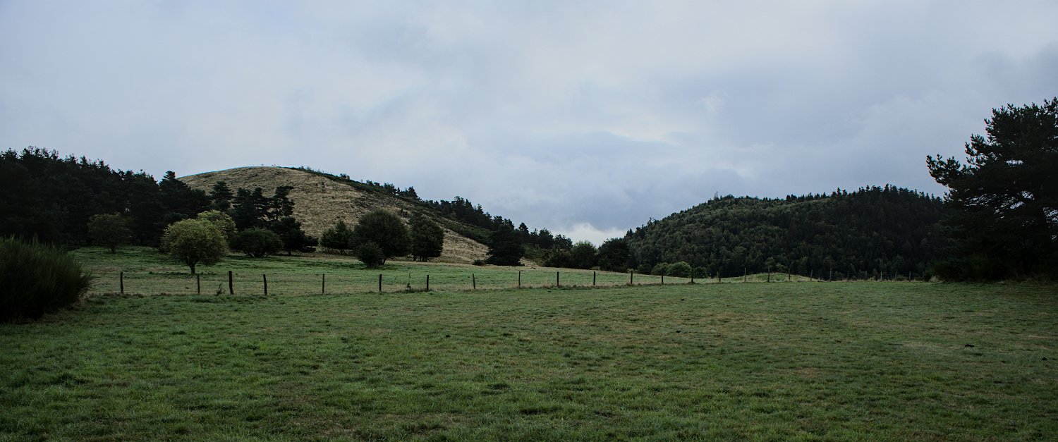 Le puy de Combegrasse (à gauche) et le puy de Boursoux (à droite)