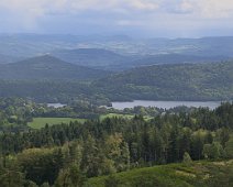 Le lac d'Aydat  Le lac d’Aydat est le plus grand lac naturel d’Auvergne, il est le type parfait du lac de barrage volcanique : ses eaux ont été retenues une coulée de lave