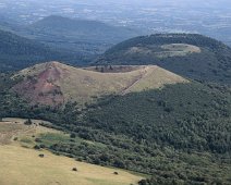 Puy Pariou  Le puy de Pariou est un jeune volcan de 8 000 ans environ, de type strombolien. Il culmine à 1209 m