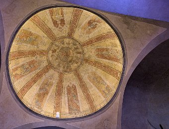 Décor sous la coupole  La peinture représente la lapidation de Saint Etienne