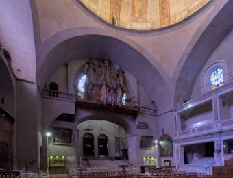 L'intérieur de la nef en direction de l'orgue