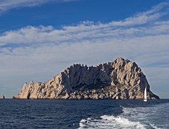 Ile Maïre  L'ile Maïre culmine à 138 m. Ses ressources minérales ont été exploitées à une époque