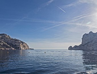 Calanque de Sormiou : entrée vue de l'intérieur de la calanque