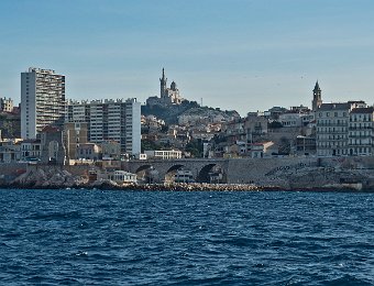 Vue sur la corniche  La corniche est un boulevard de Marseille qui longe la mer. Son aménagement date du XIXe siècle, mais elle a été élargie entre 1954 et 1968. Sur la photo elle passe au dessus du vallon des Auffes.