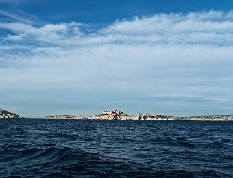 Les iles du Frioul et le château d'If  L'archipel du Frioul est composé de 4 iles (Pomègues, Ratonneau, If, Tiboulen). Ces iles ont constitué pendant logtemps des défenses avancées de la rade et de la ville de Marseille. L'archipel constitue un des 111 quartiers de Marseille et comporte 450 logements et des commerces. Une centaine d'habitants y vit à l'année
