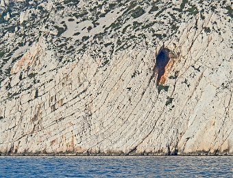 Grotte. La Grotte Cosquer est à peu près à cet endroit, mais son entrée est à 37m sous le niveau de l'eau  La grotte Cosquer se situe dans la calanque de la Triperie entre Sorgiou et Morgiou. Ses parois sont couvertes de peintures et de gravures rupestres datant de 27000 à 19000 ans avant notre ère.