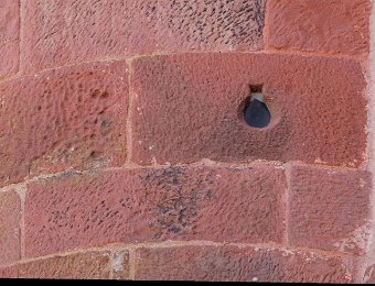 Château de Vassinhac - Oielleton de surveillance dans une tour donnant sur la rue