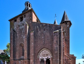 Eglise Saint Pierre - Façade  Construite en grès rouge aux XIe et XIIe siècles, elle a été agrandie à la fin du Moyen Age par des chapelles latérales et fortifiées lors des guerres de Religion au XVIe siècle