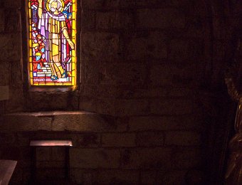 Eglise Sait Pierre - Vitrail et son reflet