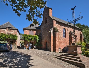 Chapelle des pénitents et croix de la Passion  Sa construction date du XVe siècle. Elle abrita la confrérie des Pénitents noirs, dont la mission était d'enterrer bénévolement les morts.