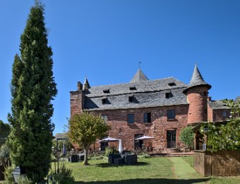 Château de Vassinhac - Le jardin  Ce château privé propose des chambres d'hôte et se visite sur réservation