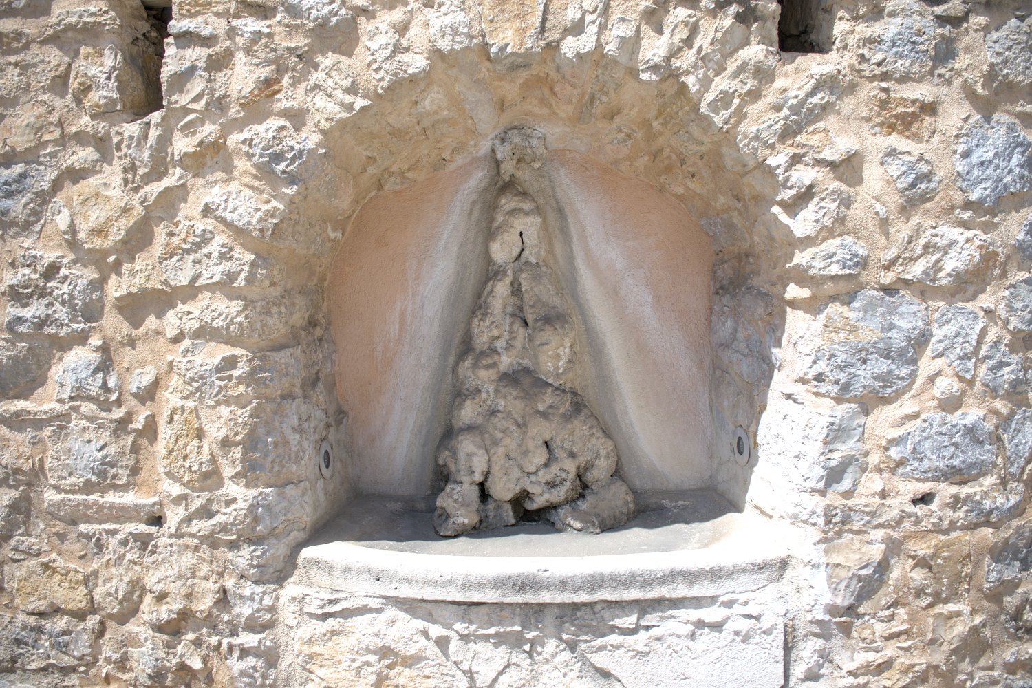 Fontaine tarie et concrétions de calcaite