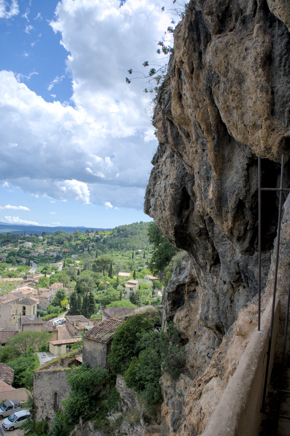 La falaise de tuf surplombant le village