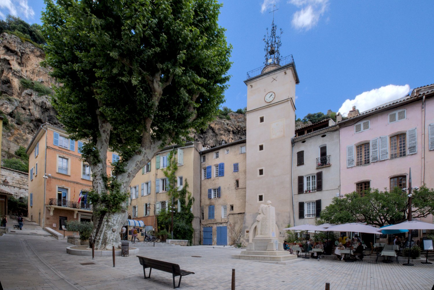 La place de la mairie et la tour de l'horloge