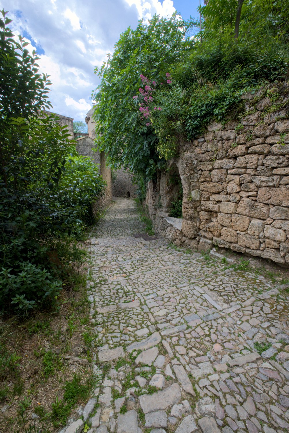 Ruelle dans la falaise de tuf (promenade du rocher)