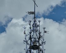 Place de la mairie - Cloche de la tour de l'horloge  La tour de l'horloge a été construite en 1496