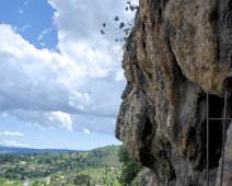 La falaise de tuf surplombant le village