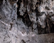 La grande salle fortifiée et ses concrétions