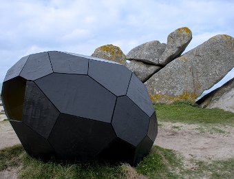 Brignogan- «l'oeuf de dragon» de Pontusval  Cette oeuvre des architectes «Les nouveaux voisins» s'inspire d'une légende selon laquelle deux chevaliers secoururent le seigneur Elorn d'un dragon affamé qu'ils vinrent jeter dans la mer sur ce site