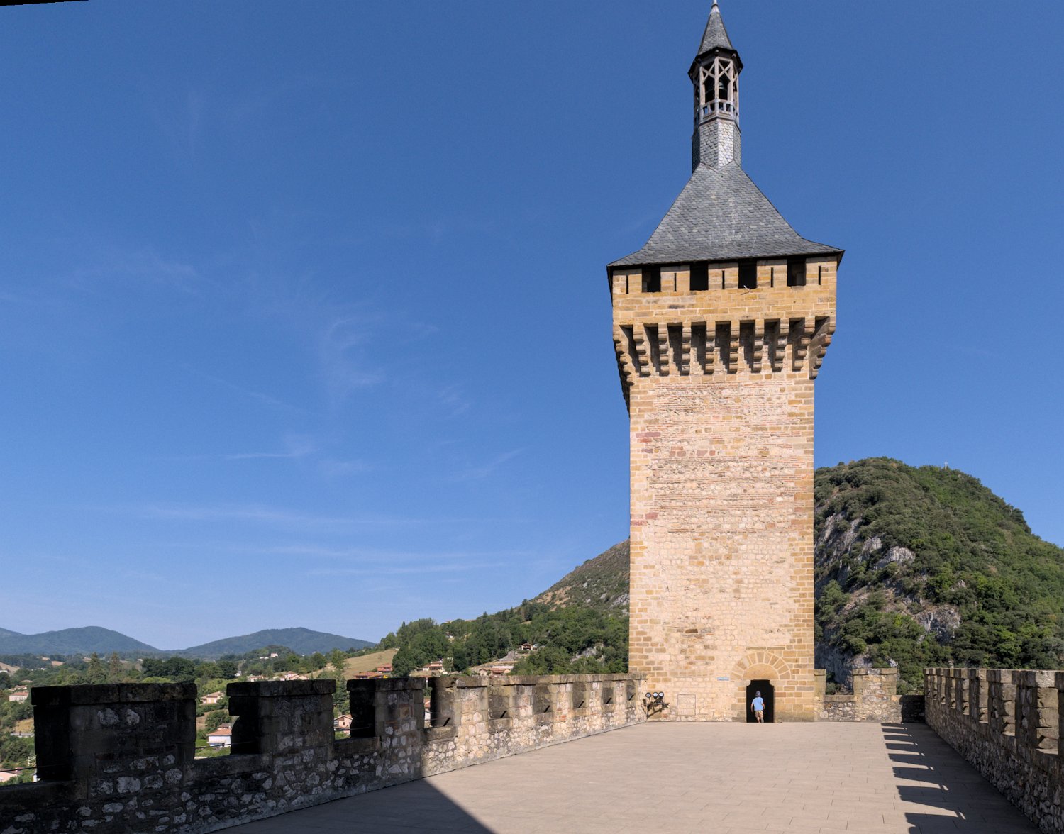 Tour d'Arget (XIè et XIIè siècle) couverte d'un toit au XIVè siècle