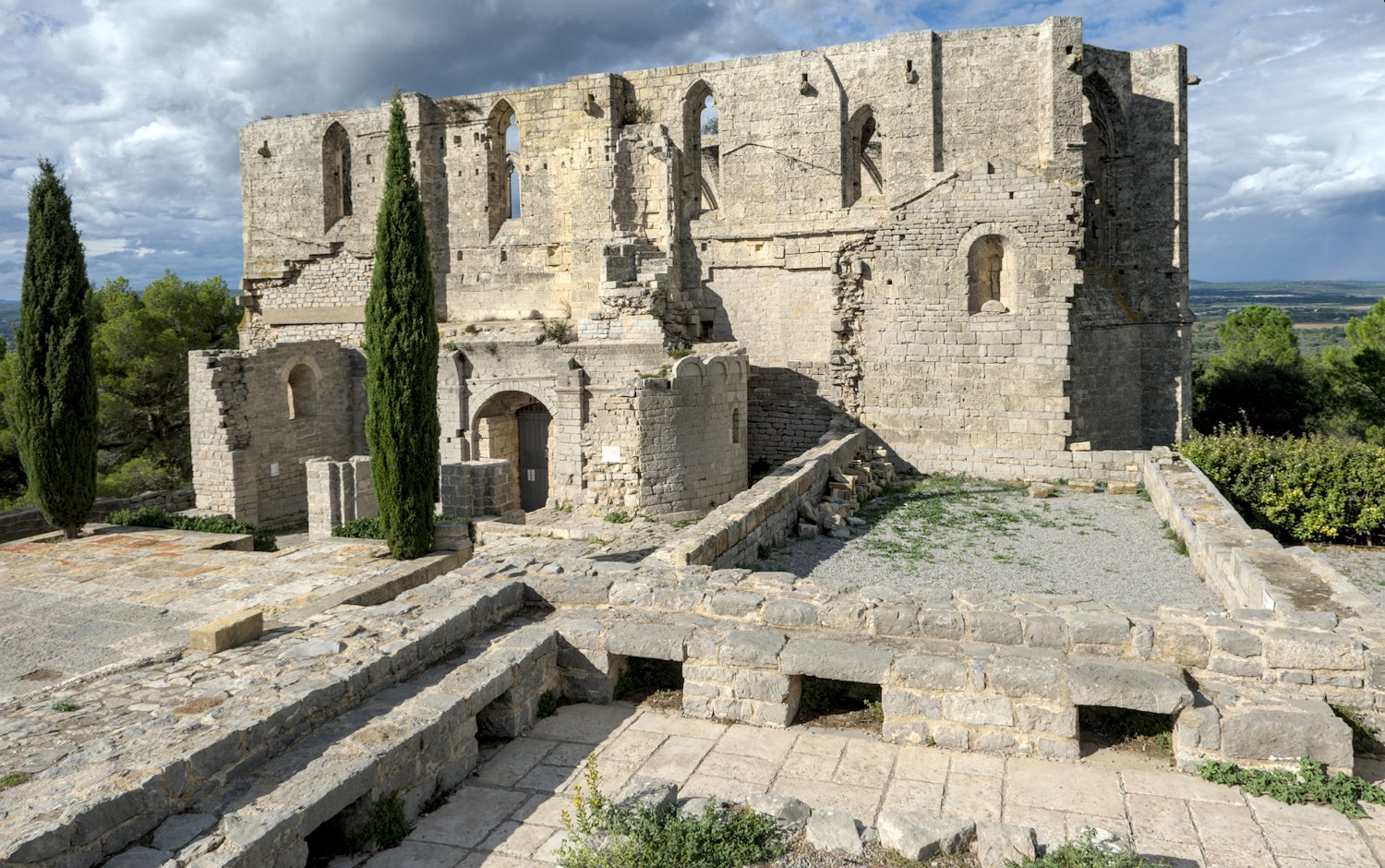 Vue sur la chapelle romane,  l'église abbatiale, la salle capitulaire et le chauffoir (partiel au 1er plan)