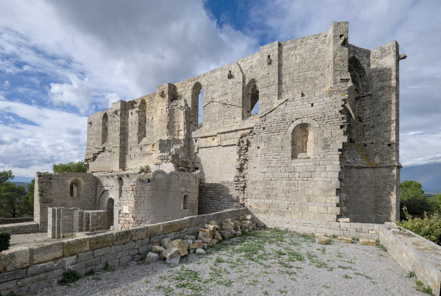 Vestiges de la grande  salle capitulaire adossée à l'église abbatiale