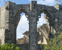Vue des anciennes voutes de l'église abbatiale à travers les fenètres du chevet