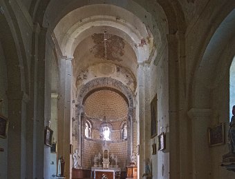Unac  Intérieur de l'église, richement décoré. Comporte des peintures murales du XVe siècle très détériorées
