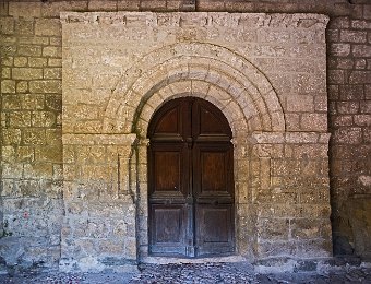 Axiat  Le porche d'entrée du XVIe siècle